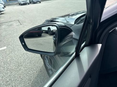 Used 2024 Volkswagen Tiguan SE w/ Panoramic Sunroof Package image 15