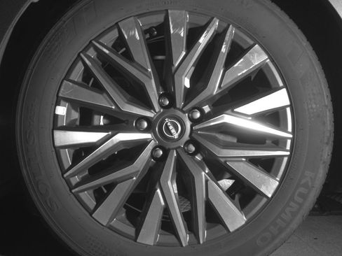 Used 2025 Nissan Altima 2.5 SV FWD image 12