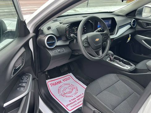 Used 2025 Chevrolet Trax LS image 9