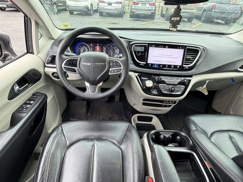 Used 2022 Chrysler Pacifica Touring-L image 10