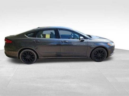 Used 2017 Ford Fusion SE w/ Fusion SE Technology Package FWD image 4