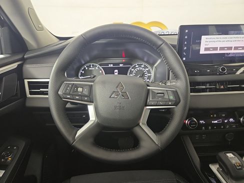 New 2026 Mitsubishi Outlander SE image 14