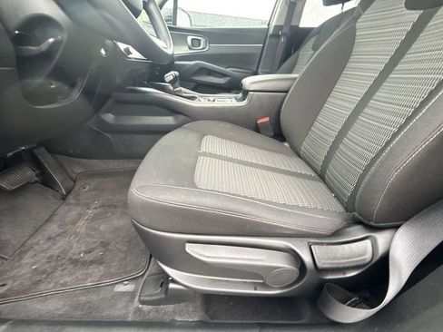 Used 2025 Kia Sorento LX image 12