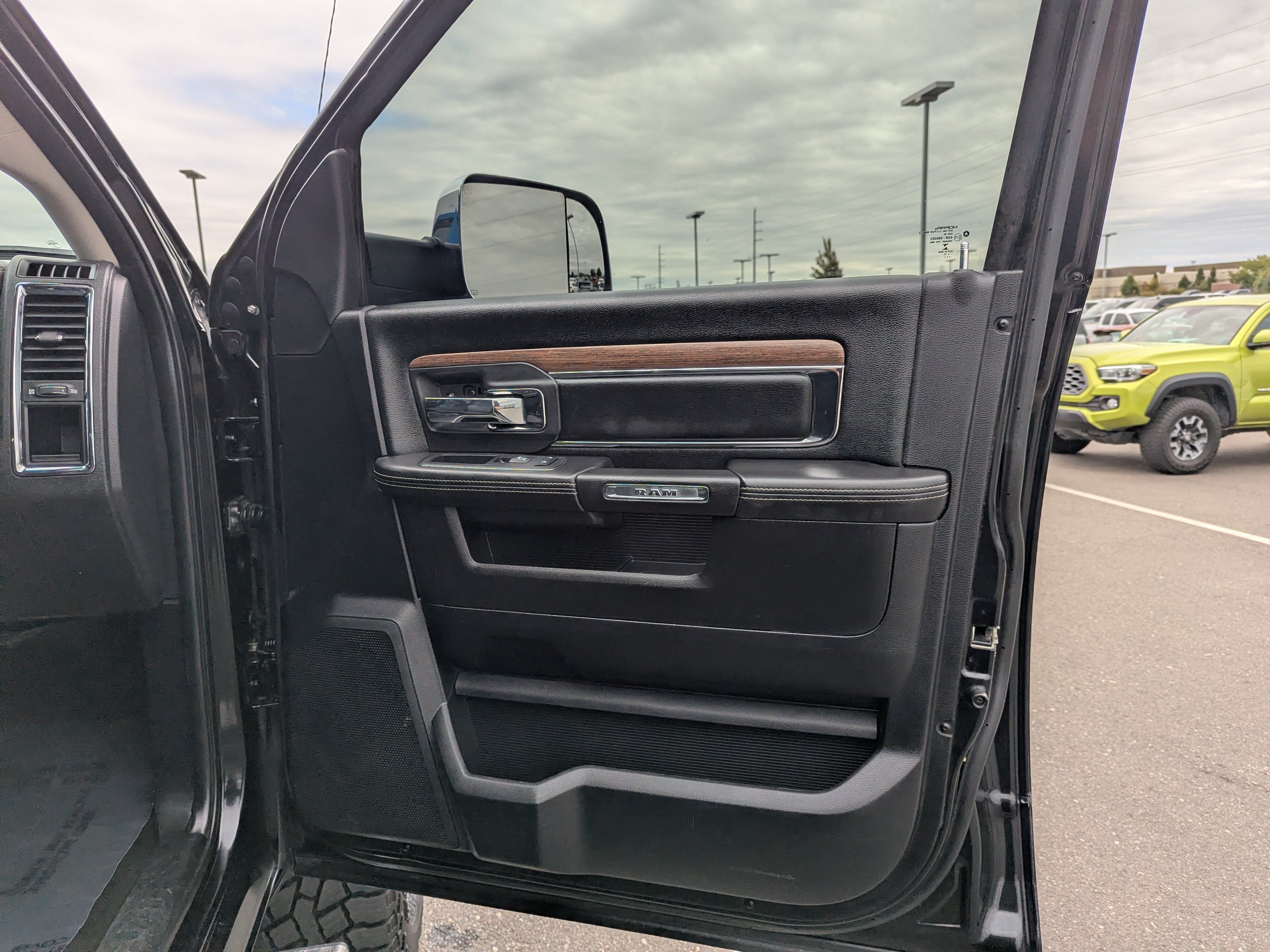 Used 2017 RAM 2500 Laramie AWD/4WD image 40