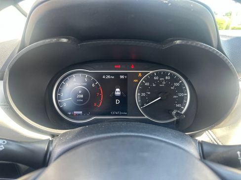 Used 2020 Nissan Versa SV FWD image 3