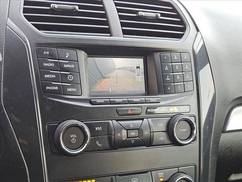 Used 2018 Ford Explorer XLT FWD image 13