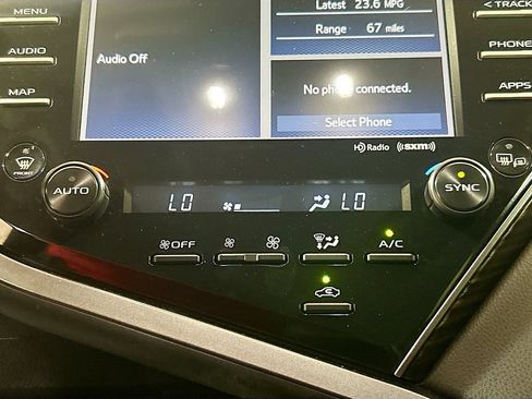 Used 2020 Toyota Camry XLE FWD image 13