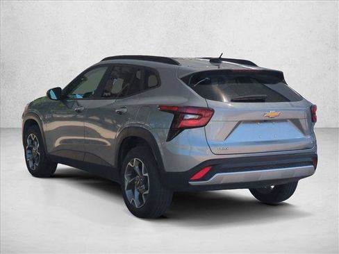 Used 2025 Chevrolet Trax LT w/ LT Convenience Package FWD image 7