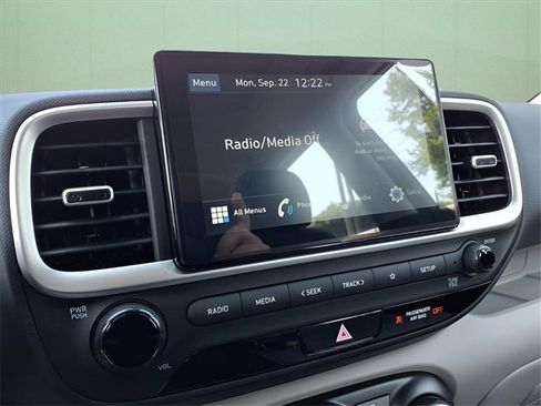 New 2025 Hyundai Venue SEL image 17