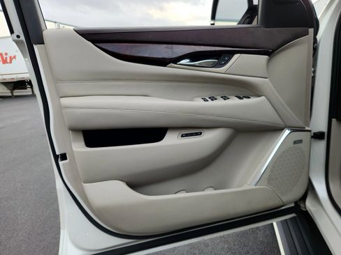 Used 2015 Cadillac Escalade Premium image 17