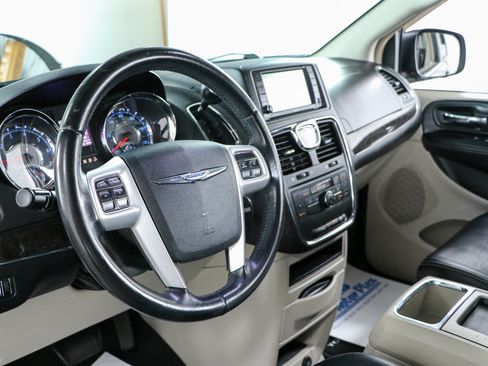 Used 2016 Chrysler Town & Country Touring FWD image 23