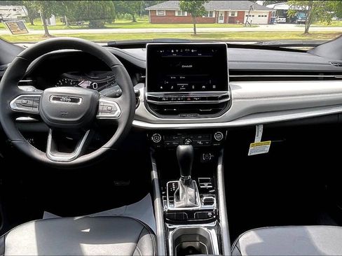 Used 2025 Jeep Compass Limited image 5