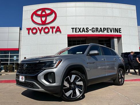 Used 2025 Volkswagen Atlas Cross Sport SE image 2