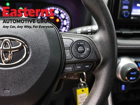 Used 2022 Toyota RAV4 LE AWD/4WD image 16