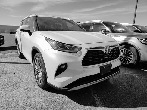 Used 2022 Toyota Highlander Platinum image 1
