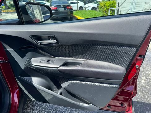 Used 2018 Toyota C-HR XLE FWD image 32