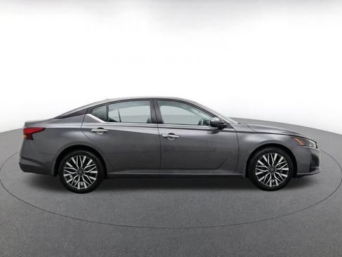 Used 2025 Nissan Altima 2.5 SV FWD image 10