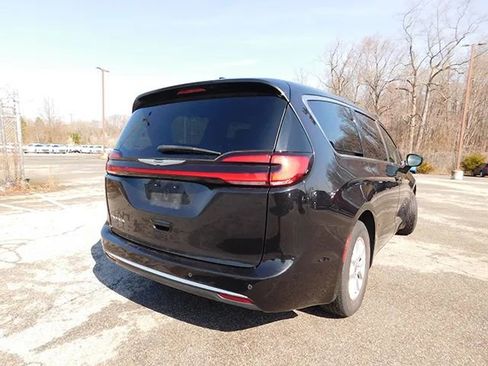 Used 2023 Chrysler Pacifica Touring-L FWD image 5