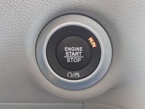 Used 2019 Chrysler Pacifica Touring-L FWD image 26