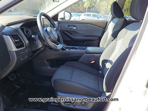 Used 2023 Nissan Rogue SV image 3