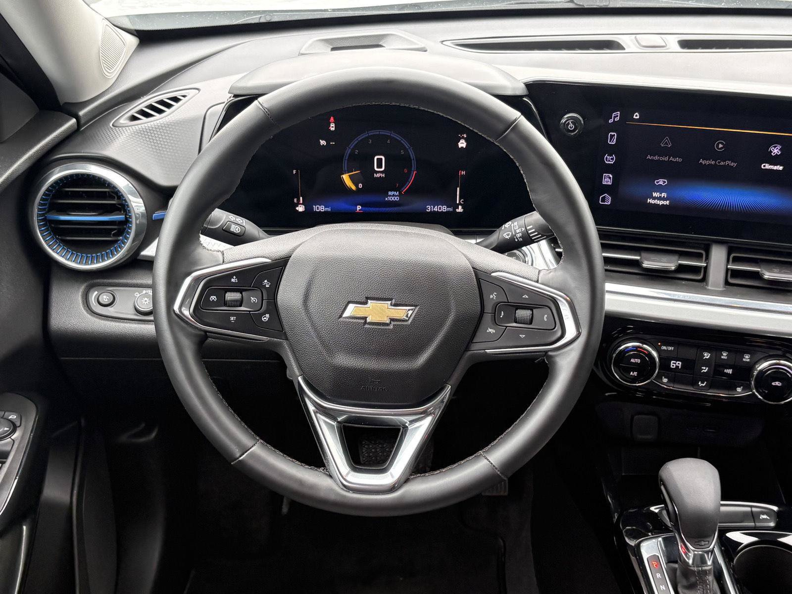 Used 2025 Chevrolet Trax LT w/ LT Convenience Package FWD image 9