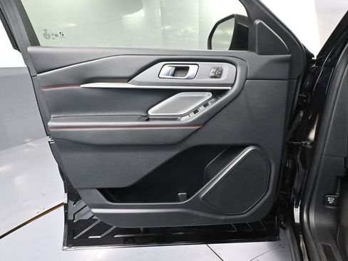 Used 2025 Ford Explorer ST image 18