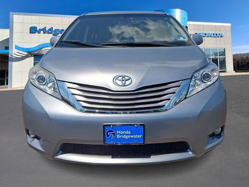 Used 2017 Toyota Sienna FWD image 2
