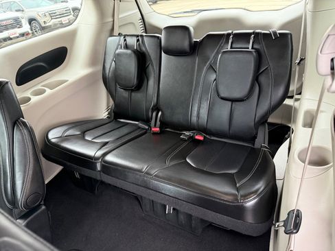 Used 2024 Chrysler Pacifica Touring-L image 13