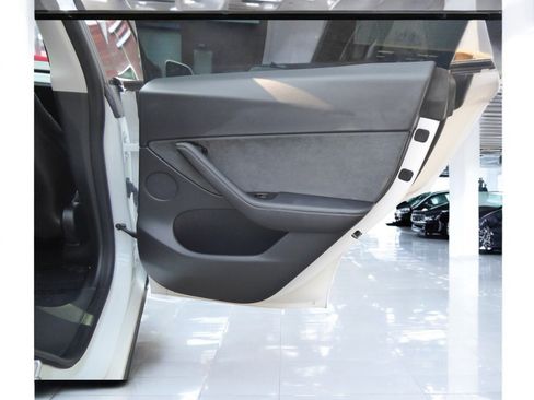 Used 2020 Tesla Model Y Long Range image 18