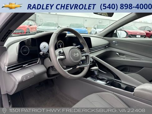 Used 2025 Hyundai Elantra SEL image 12