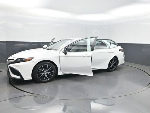Used 2022 Toyota Camry SE image 34