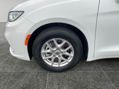Used 2022 Chrysler Pacifica Touring-L image 14