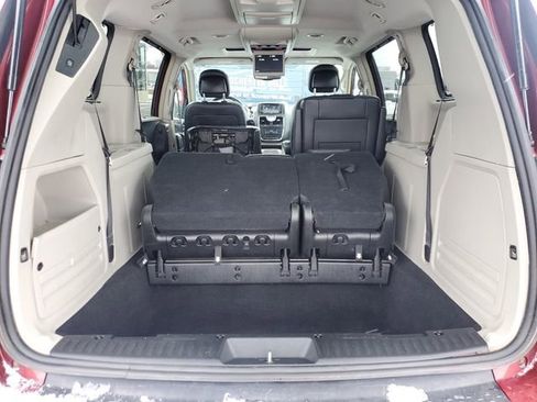 Used 2016 Chrysler Town & Country Touring-L image 21