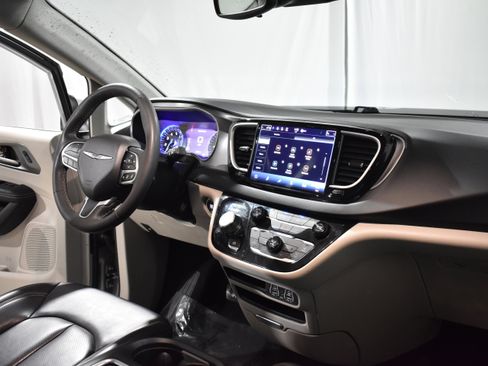 Used 2023 Chrysler Pacifica Touring-L FWD image 28