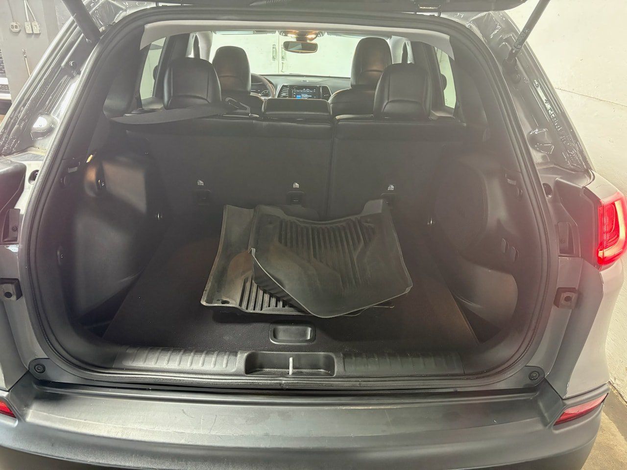 Used 2022 Jeep Cherokee Limited w/ Mopar Interior Package AWD/4WD image 9