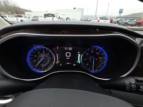 Used 2023 Chrysler Pacifica Limited image 10