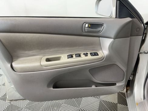 Used 2004 Toyota Camry LE image 10