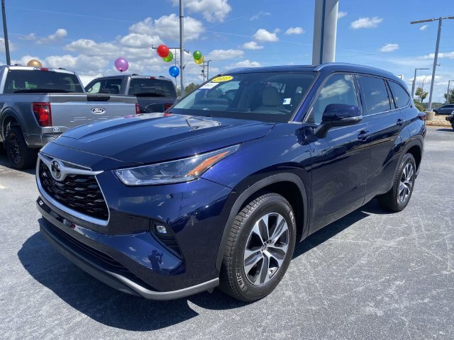 Used 2021 Toyota Highlander XLE FWD image 3