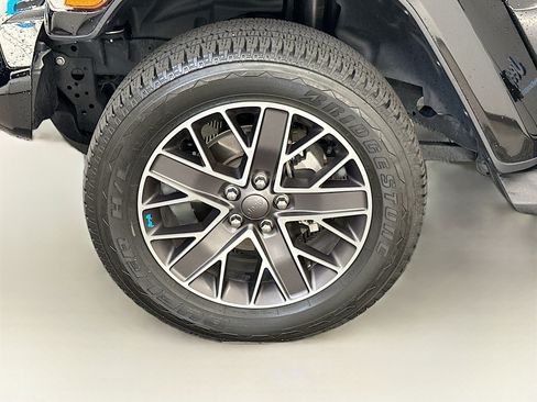 Used 2023 Jeep Wrangler Unlimited Sahara AWD/4WD image 34