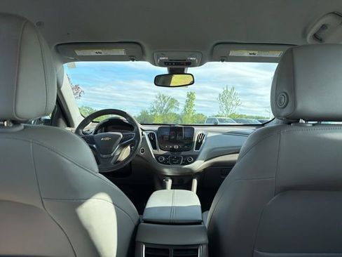 Used 2017 Chevrolet Malibu LT FWD image 14