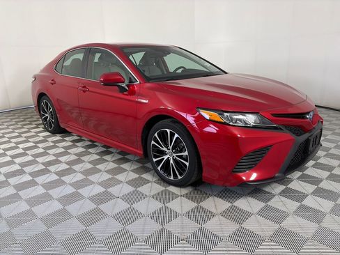 Used 2020 Toyota Camry SE w/ Carpet Mat Package FWD image 1
