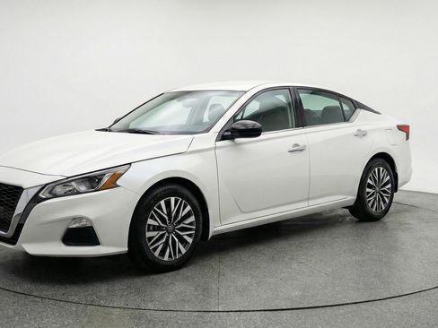 Used 2025 Nissan Altima 2.5 SV FWD image 3