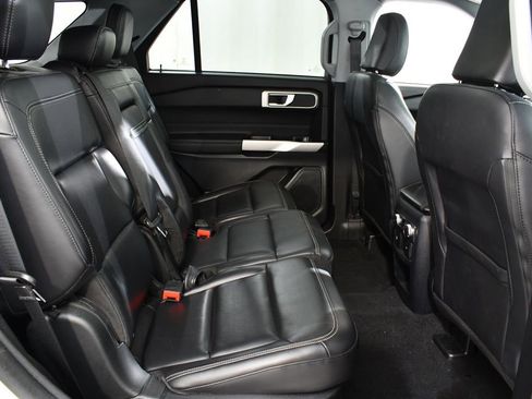 Used 2021 Ford Explorer XLT w/ Equipment Group 202A AWD/4WD image 19
