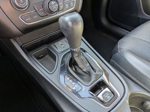 Used 2019 Jeep Cherokee Limited FWD image 21