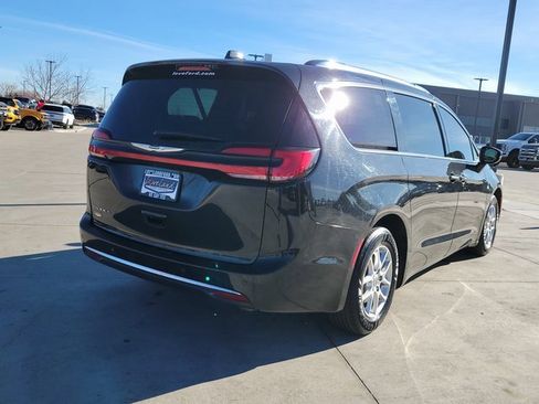 Used 2021 Chrysler Pacifica Touring-L image 3