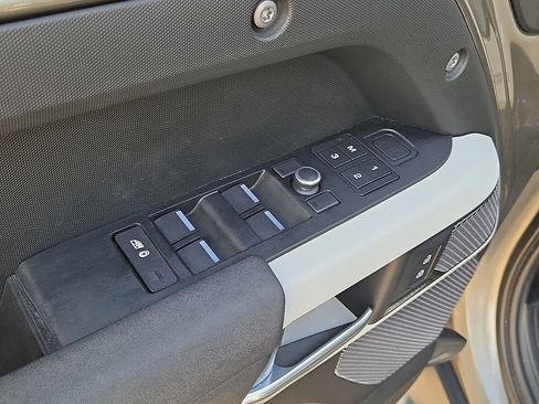 Used 2021 Land Rover Defender 110 SE image 21