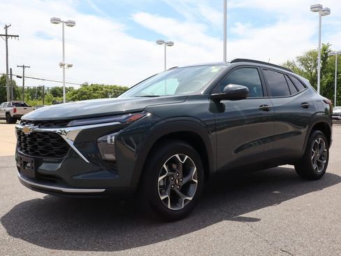 Used 2025 Chevrolet Trax LT w/ LT Convenience Package FWD image 6
