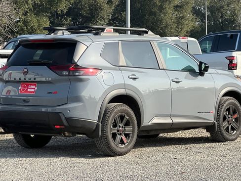 Used 2025 Nissan Rogue SV image 3