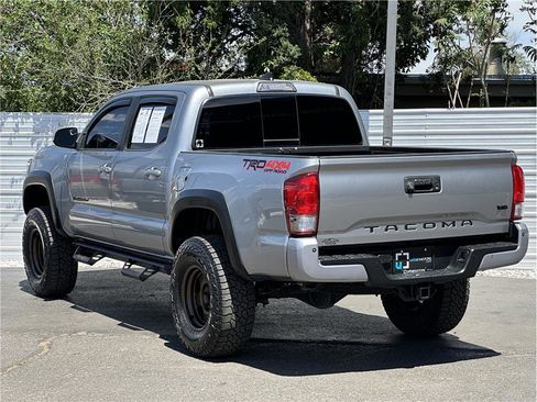 Used 2017 Toyota Tacoma TRD Off-Road AWD/4WD image 3
