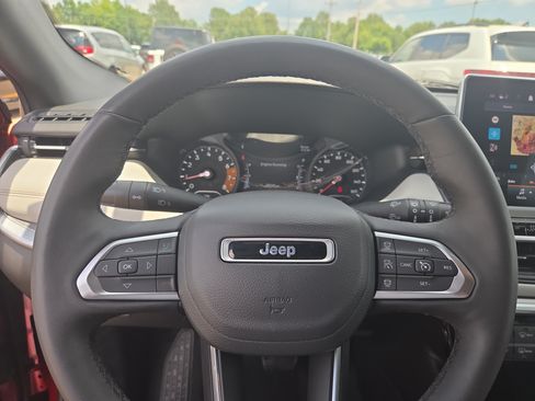 Used 2025 Jeep Compass Limited AWD/4WD image 11